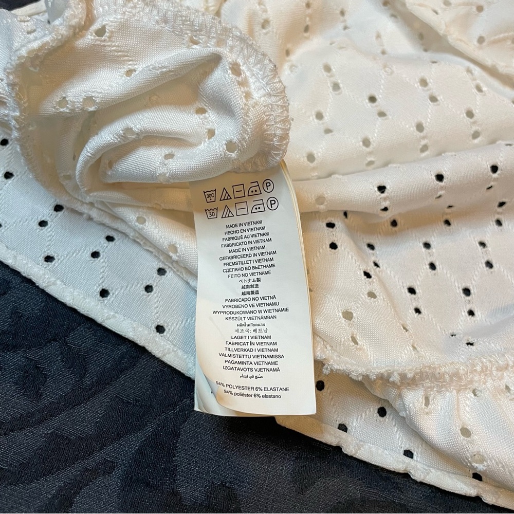 MICHAEL KORS Eyelet elegant Blouse.
Size XL - Picture 11 of 13